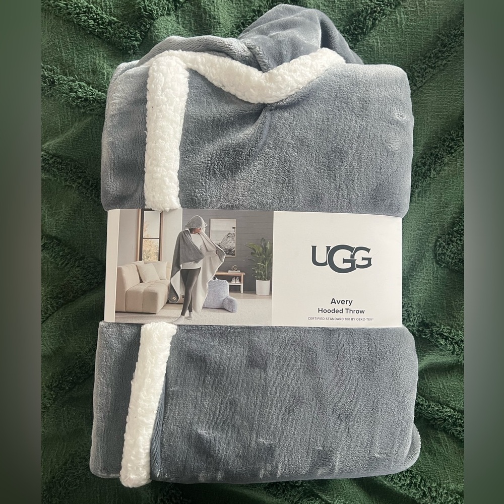 NWT UGG Avery Hooded Throw - Gray and White
